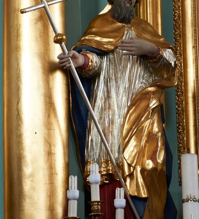 Zdjęcie nr 7: Nastawa ołtarzowa architektoniczna, jednoosiowa, jednokondygnacyjna, na cokole z wyodrębnionymi zwielokrotnionymi prostopadłościanami. Ołtarz murowany, prostopadłościenny, rozszerzający się ku górze. Mensa kamienna; antepedium marmoryzowane z iluzjonistycznie malowaną płyciną z medalionem. Cokół dekorowany płycinami z ornamentem roślinnym i kampanulami. Nastawa ujęta dwiema parami kolumn w układzie schodkowym. Wewnętrzna para podtrzymuje łuk odcinkowy, wszystkie podpory zaś trójkątny szczyt zamknięty profilowanym gzymsem z kostkowaniem, dekorowany wicią roślinną, całość zwieńczona krzyżem. Pole środkowe tworzy nisza w formie stojącego prostokąta zamkniętego łukiem odcinkowym, wewnątrz niej mniejsza płycina o kształcie stojącego prostokąta zamkniętego łukiem półkolistym, ujęta profilowaną ramą, z mniejszym obrazem Matki Boskiej Częstochowskiej, w osobnej, profilowanej ramie. Nad obrazem monogram maryjny flankowany gałązkami lilii, pod nim ornament roślinny. Po bokach wizerunku znajdują się figury św. Stanisława i św. Wojciecha ustawione na niskich cokołach. W przestrzeni szczytu wnęka o fantazyjnym kształcie z okiem Opatrzności w glorii promienistej. Struktura polichromowana w kolorze jasnozielonym, płyciny na zielono; ornamentyka, profile i kolumny złocone.