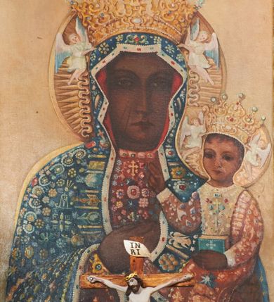 Zdjęcie nr 3: Nastawa ołtarzowa architektoniczna, jednoosiowa, jednokondygnacyjna, na cokole z wyodrębnionymi zwielokrotnionymi prostopadłościanami. Ołtarz murowany, prostopadłościenny, rozszerzający się ku górze. Mensa kamienna; antepedium marmoryzowane z iluzjonistycznie malowaną płyciną z medalionem. Cokół dekorowany płycinami z ornamentem roślinnym i kampanulami. Nastawa ujęta dwiema parami kolumn w układzie schodkowym. Wewnętrzna para podtrzymuje łuk odcinkowy, wszystkie podpory zaś trójkątny szczyt zamknięty profilowanym gzymsem z kostkowaniem, dekorowany wicią roślinną, całość zwieńczona krzyżem. Pole środkowe tworzy nisza w formie stojącego prostokąta zamkniętego łukiem odcinkowym, wewnątrz niej mniejsza płycina o kształcie stojącego prostokąta zamkniętego łukiem półkolistym, ujęta profilowaną ramą, z mniejszym obrazem Matki Boskiej Częstochowskiej, w osobnej, profilowanej ramie. Nad obrazem monogram maryjny flankowany gałązkami lilii, pod nim ornament roślinny. Po bokach wizerunku znajdują się figury św. Stanisława i św. Wojciecha ustawione na niskich cokołach. W przestrzeni szczytu wnęka o fantazyjnym kształcie z okiem Opatrzności w glorii promienistej. Struktura polichromowana w kolorze jasnozielonym, płyciny na zielono; ornamentyka, profile i kolumny złocone.