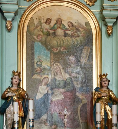 Zdjęcie nr 2: Nastawa architektoniczna, jednoosiowa, jednokondygnacyjna ze zwieńczeniem, ustawiona na cokole z wyodrębnionymi czterema prostopadłościanami. Ołtarz murowany, prostopadłościenny, rozszerzający się ku górze. Mensa kamienna, z kamiennym portatylem. Antepedium marmoryzowane z malowaną iluzjonistycznie płyciną. 
Tabernakulum w formie prostopadłościennej skrzynki, o wypukłym froncie, zwieńczonej profilowanym gzymsem. Drzwiczki w kształcie stojącego prostokąta zamkniętego półkoliście, ujęte obwódką utworzoną z liści, dekorowane płaskorzeźbionym wizerunkiem krzyża i panoramą miasta; flankowane roślinnymi zwisami. Retabulum ujęte parą kolumn o kapitelach korynckich dźwigających pełne belkowanie, wyłamane na ich osi. Po wewnętrznej stronie z wyłamanymi impostami podtrzymywanymi na wspornikach zakończonych szyszkami. Belkowanie o architrawie i fryzie przerwanymi polem środkowym, z silnie wysuniętym gzymsem i fragmentami półkolistego, przerwanego przyczółka. Fryz dekorowany rozetami. Pole środkowe w formie wnęki o kształcie stojącego prostokąta zamkniętego łukiem półkolistym, ujętej profilowaną ramą, z obrazem Nauczania Marii. Obraz flankują figury św. Apolonii i św. Heleny. Zwieńczenie w formie zbliżonej do trapezu, o wklęsłych bokach, zamkniętego łukiem segmentowym nadwieszonym. W polu płycina o tym samym kształcie z rzeźbiarskim przedstawieniem Marii siedzącej na obłoku, na tle krzyża, ujętej wieńcem roślinnym z aniołkami i uskrzydlonymi główkami anielskimi, w glorii promienistej. Gzyms i zwieńczenie z siedzącymi puttami oraz uskrzydlonymi główkami anielskimi. Struktura polichromowana w kolorze jasnozielonym, z czerwonymi detalami, złoconymi kolumnami, ornamentyką i profilami. 
