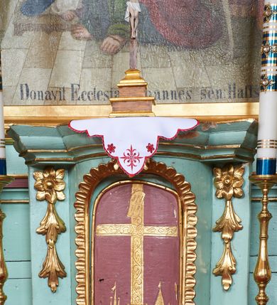 Zdjęcie nr 6: Nastawa architektoniczna, jednoosiowa, jednokondygnacyjna ze zwieńczeniem, ustawiona na cokole z wyodrębnionymi czterema prostopadłościanami. Ołtarz murowany, prostopadłościenny, rozszerzający się ku górze. Mensa kamienna, z kamiennym portatylem. Antepedium marmoryzowane z malowaną iluzjonistycznie płyciną. 
Tabernakulum w formie prostopadłościennej skrzynki, o wypukłym froncie, zwieńczonej profilowanym gzymsem. Drzwiczki w kształcie stojącego prostokąta zamkniętego półkoliście, ujęte obwódką utworzoną z liści, dekorowane płaskorzeźbionym wizerunkiem krzyża i panoramą miasta; flankowane roślinnymi zwisami. Retabulum ujęte parą kolumn o kapitelach korynckich dźwigających pełne belkowanie, wyłamane na ich osi. Po wewnętrznej stronie z wyłamanymi impostami podtrzymywanymi na wspornikach zakończonych szyszkami. Belkowanie o architrawie i fryzie przerwanymi polem środkowym, z silnie wysuniętym gzymsem i fragmentami półkolistego, przerwanego przyczółka. Fryz dekorowany rozetami. Pole środkowe w formie wnęki o kształcie stojącego prostokąta zamkniętego łukiem półkolistym, ujętej profilowaną ramą, z obrazem Nauczania Marii. Obraz flankują figury św. Apolonii i św. Heleny. Zwieńczenie w formie zbliżonej do trapezu, o wklęsłych bokach, zamkniętego łukiem segmentowym nadwieszonym. W polu płycina o tym samym kształcie z rzeźbiarskim przedstawieniem Marii siedzącej na obłoku, na tle krzyża, ujętej wieńcem roślinnym z aniołkami i uskrzydlonymi główkami anielskimi, w glorii promienistej. Gzyms i zwieńczenie z siedzącymi puttami oraz uskrzydlonymi główkami anielskimi. Struktura polichromowana w kolorze jasnozielonym, z czerwonymi detalami, złoconymi kolumnami, ornamentyką i profilami. 
