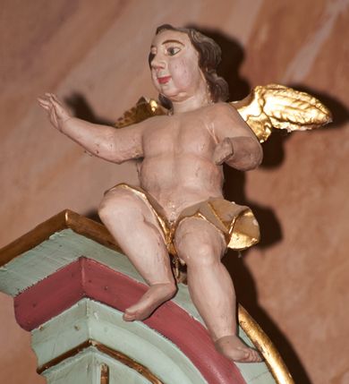 Zdjęcie nr 10: Nastawa architektoniczna, jednoosiowa, jednokondygnacyjna ze zwieńczeniem, ustawiona na cokole z wyodrębnionymi czterema prostopadłościanami. Ołtarz murowany, prostopadłościenny, rozszerzający się ku górze. Mensa kamienna, z kamiennym portatylem. Antepedium marmoryzowane z malowaną iluzjonistycznie płyciną. 
Tabernakulum w formie prostopadłościennej skrzynki, o wypukłym froncie, zwieńczonej profilowanym gzymsem. Drzwiczki w kształcie stojącego prostokąta zamkniętego półkoliście, ujęte obwódką utworzoną z liści, dekorowane płaskorzeźbionym wizerunkiem krzyża i panoramą miasta; flankowane roślinnymi zwisami. Retabulum ujęte parą kolumn o kapitelach korynckich dźwigających pełne belkowanie, wyłamane na ich osi. Po wewnętrznej stronie z wyłamanymi impostami podtrzymywanymi na wspornikach zakończonych szyszkami. Belkowanie o architrawie i fryzie przerwanymi polem środkowym, z silnie wysuniętym gzymsem i fragmentami półkolistego, przerwanego przyczółka. Fryz dekorowany rozetami. Pole środkowe w formie wnęki o kształcie stojącego prostokąta zamkniętego łukiem półkolistym, ujętej profilowaną ramą, z obrazem Nauczania Marii. Obraz flankują figury św. Apolonii i św. Heleny. Zwieńczenie w formie zbliżonej do trapezu, o wklęsłych bokach, zamkniętego łukiem segmentowym nadwieszonym. W polu płycina o tym samym kształcie z rzeźbiarskim przedstawieniem Marii siedzącej na obłoku, na tle krzyża, ujętej wieńcem roślinnym z aniołkami i uskrzydlonymi główkami anielskimi, w glorii promienistej. Gzyms i zwieńczenie z siedzącymi puttami oraz uskrzydlonymi główkami anielskimi. Struktura polichromowana w kolorze jasnozielonym, z czerwonymi detalami, złoconymi kolumnami, ornamentyką i profilami. 
