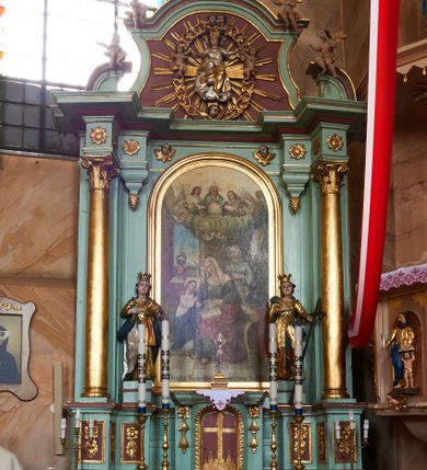 Zdjęcie nr 1: Nastawa architektoniczna, jednoosiowa, jednokondygnacyjna ze zwieńczeniem, ustawiona na cokole z wyodrębnionymi czterema prostopadłościanami. Ołtarz murowany, prostopadłościenny, rozszerzający się ku górze. Mensa kamienna, z kamiennym portatylem. Antepedium marmoryzowane z malowaną iluzjonistycznie płyciną. 
Tabernakulum w formie prostopadłościennej skrzynki, o wypukłym froncie, zwieńczonej profilowanym gzymsem. Drzwiczki w kształcie stojącego prostokąta zamkniętego półkoliście, ujęte obwódką utworzoną z liści, dekorowane płaskorzeźbionym wizerunkiem krzyża i panoramą miasta; flankowane roślinnymi zwisami. Retabulum ujęte parą kolumn o kapitelach korynckich dźwigających pełne belkowanie, wyłamane na ich osi. Po wewnętrznej stronie z wyłamanymi impostami podtrzymywanymi na wspornikach zakończonych szyszkami. Belkowanie o architrawie i fryzie przerwanymi polem środkowym, z silnie wysuniętym gzymsem i fragmentami półkolistego, przerwanego przyczółka. Fryz dekorowany rozetami. Pole środkowe w formie wnęki o kształcie stojącego prostokąta zamkniętego łukiem półkolistym, ujętej profilowaną ramą, z obrazem Nauczania Marii. Obraz flankują figury św. Apolonii i św. Heleny. Zwieńczenie w formie zbliżonej do trapezu, o wklęsłych bokach, zamkniętego łukiem segmentowym nadwieszonym. W polu płycina o tym samym kształcie z rzeźbiarskim przedstawieniem Marii siedzącej na obłoku, na tle krzyża, ujętej wieńcem roślinnym z aniołkami i uskrzydlonymi główkami anielskimi, w glorii promienistej. Gzyms i zwieńczenie z siedzącymi puttami oraz uskrzydlonymi główkami anielskimi. Struktura polichromowana w kolorze jasnozielonym, z czerwonymi detalami, złoconymi kolumnami, ornamentyką i profilami. 
