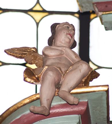 Zdjęcie nr 9: Nastawa architektoniczna, jednoosiowa, jednokondygnacyjna ze zwieńczeniem, ustawiona na cokole z wyodrębnionymi czterema prostopadłościanami. Ołtarz murowany, prostopadłościenny, rozszerzający się ku górze. Mensa kamienna, z kamiennym portatylem. Antepedium marmoryzowane z malowaną iluzjonistycznie płyciną. 
Tabernakulum w formie prostopadłościennej skrzynki, o wypukłym froncie, zwieńczonej profilowanym gzymsem. Drzwiczki w kształcie stojącego prostokąta zamkniętego półkoliście, ujęte obwódką utworzoną z liści, dekorowane płaskorzeźbionym wizerunkiem krzyża i panoramą miasta; flankowane roślinnymi zwisami. Retabulum ujęte parą kolumn o kapitelach korynckich dźwigających pełne belkowanie, wyłamane na ich osi. Po wewnętrznej stronie z wyłamanymi impostami podtrzymywanymi na wspornikach zakończonych szyszkami. Belkowanie o architrawie i fryzie przerwanymi polem środkowym, z silnie wysuniętym gzymsem i fragmentami półkolistego, przerwanego przyczółka. Fryz dekorowany rozetami. Pole środkowe w formie wnęki o kształcie stojącego prostokąta zamkniętego łukiem półkolistym, ujętej profilowaną ramą, z obrazem Nauczania Marii. Obraz flankują figury św. Apolonii i św. Heleny. Zwieńczenie w formie zbliżonej do trapezu, o wklęsłych bokach, zamkniętego łukiem segmentowym nadwieszonym. W polu płycina o tym samym kształcie z rzeźbiarskim przedstawieniem Marii siedzącej na obłoku, na tle krzyża, ujętej wieńcem roślinnym z aniołkami i uskrzydlonymi główkami anielskimi, w glorii promienistej. Gzyms i zwieńczenie z siedzącymi puttami oraz uskrzydlonymi główkami anielskimi. Struktura polichromowana w kolorze jasnozielonym, z czerwonymi detalami, złoconymi kolumnami, ornamentyką i profilami. 
