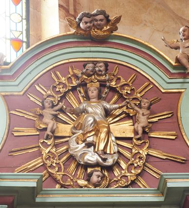 Zdjęcie nr 7: Nastawa architektoniczna, jednoosiowa, jednokondygnacyjna ze zwieńczeniem, ustawiona na cokole z wyodrębnionymi czterema prostopadłościanami. Ołtarz murowany, prostopadłościenny, rozszerzający się ku górze. Mensa kamienna, z kamiennym portatylem. Antepedium marmoryzowane z malowaną iluzjonistycznie płyciną. 
Tabernakulum w formie prostopadłościennej skrzynki, o wypukłym froncie, zwieńczonej profilowanym gzymsem. Drzwiczki w kształcie stojącego prostokąta zamkniętego półkoliście, ujęte obwódką utworzoną z liści, dekorowane płaskorzeźbionym wizerunkiem krzyża i panoramą miasta; flankowane roślinnymi zwisami. Retabulum ujęte parą kolumn o kapitelach korynckich dźwigających pełne belkowanie, wyłamane na ich osi. Po wewnętrznej stronie z wyłamanymi impostami podtrzymywanymi na wspornikach zakończonych szyszkami. Belkowanie o architrawie i fryzie przerwanymi polem środkowym, z silnie wysuniętym gzymsem i fragmentami półkolistego, przerwanego przyczółka. Fryz dekorowany rozetami. Pole środkowe w formie wnęki o kształcie stojącego prostokąta zamkniętego łukiem półkolistym, ujętej profilowaną ramą, z obrazem Nauczania Marii. Obraz flankują figury św. Apolonii i św. Heleny. Zwieńczenie w formie zbliżonej do trapezu, o wklęsłych bokach, zamkniętego łukiem segmentowym nadwieszonym. W polu płycina o tym samym kształcie z rzeźbiarskim przedstawieniem Marii siedzącej na obłoku, na tle krzyża, ujętej wieńcem roślinnym z aniołkami i uskrzydlonymi główkami anielskimi, w glorii promienistej. Gzyms i zwieńczenie z siedzącymi puttami oraz uskrzydlonymi główkami anielskimi. Struktura polichromowana w kolorze jasnozielonym, z czerwonymi detalami, złoconymi kolumnami, ornamentyką i profilami. 
