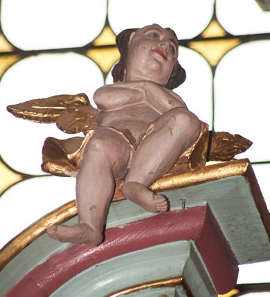 Zdjęcie nr 11: Nastawa architektoniczna, jednoosiowa, jednokondygnacyjna ze zwieńczeniem, ustawiona na cokole z wyodrębnionymi czterema prostopadłościanami. Ołtarz murowany, prostopadłościenny, rozszerzający się ku górze. Mensa kamienna, z kamiennym portatylem. Antepedium marmoryzowane z malowaną iluzjonistycznie płyciną. 
Tabernakulum w formie prostopadłościennej skrzynki, o wypukłym froncie, zwieńczonej profilowanym gzymsem. Drzwiczki w kształcie stojącego prostokąta zamkniętego półkoliście, ujęte obwódką utworzoną z liści, dekorowane płaskorzeźbionym wizerunkiem krzyża i panoramą miasta; flankowane roślinnymi zwisami. Retabulum ujęte parą kolumn o kapitelach korynckich dźwigających pełne belkowanie, wyłamane na ich osi. Po wewnętrznej stronie z wyłamanymi impostami podtrzymywanymi na wspornikach zakończonych szyszkami. Belkowanie o architrawie i fryzie przerwanymi polem środkowym, z silnie wysuniętym gzymsem i fragmentami półkolistego, przerwanego przyczółka. Fryz dekorowany rozetami. Pole środkowe w formie wnęki o kształcie stojącego prostokąta zamkniętego łukiem półkolistym, ujętej profilowaną ramą, z obrazem Nauczania Marii. Obraz flankują figury św. Apolonii i św. Heleny. Zwieńczenie w formie zbliżonej do trapezu, o wklęsłych bokach, zamkniętego łukiem segmentowym nadwieszonym. W polu płycina o tym samym kształcie z rzeźbiarskim przedstawieniem Marii siedzącej na obłoku, na tle krzyża, ujętej wieńcem roślinnym z aniołkami i uskrzydlonymi główkami anielskimi, w glorii promienistej. Gzyms i zwieńczenie z siedzącymi puttami oraz uskrzydlonymi główkami anielskimi. Struktura polichromowana w kolorze jasnozielonym, z czerwonymi detalami, złoconymi kolumnami, ornamentyką i profilami. 
