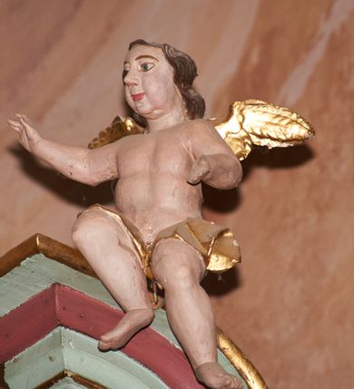 Zdjęcie nr 13: Nastawa architektoniczna, jednoosiowa, jednokondygnacyjna ze zwieńczeniem, ustawiona na cokole z wyodrębnionymi czterema prostopadłościanami. Ołtarz murowany, prostopadłościenny, rozszerzający się ku górze. Mensa kamienna, z kamiennym portatylem. Antepedium marmoryzowane z malowaną iluzjonistycznie płyciną. 
Tabernakulum w formie prostopadłościennej skrzynki, o wypukłym froncie, zwieńczonej profilowanym gzymsem. Drzwiczki w kształcie stojącego prostokąta zamkniętego półkoliście, ujęte obwódką utworzoną z liści, dekorowane płaskorzeźbionym wizerunkiem krzyża i panoramą miasta; flankowane roślinnymi zwisami. Retabulum ujęte parą kolumn o kapitelach korynckich dźwigających pełne belkowanie, wyłamane na ich osi. Po wewnętrznej stronie z wyłamanymi impostami podtrzymywanymi na wspornikach zakończonych szyszkami. Belkowanie o architrawie i fryzie przerwanymi polem środkowym, z silnie wysuniętym gzymsem i fragmentami półkolistego, przerwanego przyczółka. Fryz dekorowany rozetami. Pole środkowe w formie wnęki o kształcie stojącego prostokąta zamkniętego łukiem półkolistym, ujętej profilowaną ramą, z obrazem Nauczania Marii. Obraz flankują figury św. Apolonii i św. Heleny. Zwieńczenie w formie zbliżonej do trapezu, o wklęsłych bokach, zamkniętego łukiem segmentowym nadwieszonym. W polu płycina o tym samym kształcie z rzeźbiarskim przedstawieniem Marii siedzącej na obłoku, na tle krzyża, ujętej wieńcem roślinnym z aniołkami i uskrzydlonymi główkami anielskimi, w glorii promienistej. Gzyms i zwieńczenie z siedzącymi puttami oraz uskrzydlonymi główkami anielskimi. Struktura polichromowana w kolorze jasnozielonym, z czerwonymi detalami, złoconymi kolumnami, ornamentyką i profilami. 
