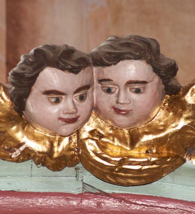 Zdjęcie nr 12: Nastawa architektoniczna, jednoosiowa, jednokondygnacyjna ze zwieńczeniem, ustawiona na cokole z wyodrębnionymi czterema prostopadłościanami. Ołtarz murowany, prostopadłościenny, rozszerzający się ku górze. Mensa kamienna, z kamiennym portatylem. Antepedium marmoryzowane z malowaną iluzjonistycznie płyciną. 
Tabernakulum w formie prostopadłościennej skrzynki, o wypukłym froncie, zwieńczonej profilowanym gzymsem. Drzwiczki w kształcie stojącego prostokąta zamkniętego półkoliście, ujęte obwódką utworzoną z liści, dekorowane płaskorzeźbionym wizerunkiem krzyża i panoramą miasta; flankowane roślinnymi zwisami. Retabulum ujęte parą kolumn o kapitelach korynckich dźwigających pełne belkowanie, wyłamane na ich osi. Po wewnętrznej stronie z wyłamanymi impostami podtrzymywanymi na wspornikach zakończonych szyszkami. Belkowanie o architrawie i fryzie przerwanymi polem środkowym, z silnie wysuniętym gzymsem i fragmentami półkolistego, przerwanego przyczółka. Fryz dekorowany rozetami. Pole środkowe w formie wnęki o kształcie stojącego prostokąta zamkniętego łukiem półkolistym, ujętej profilowaną ramą, z obrazem Nauczania Marii. Obraz flankują figury św. Apolonii i św. Heleny. Zwieńczenie w formie zbliżonej do trapezu, o wklęsłych bokach, zamkniętego łukiem segmentowym nadwieszonym. W polu płycina o tym samym kształcie z rzeźbiarskim przedstawieniem Marii siedzącej na obłoku, na tle krzyża, ujętej wieńcem roślinnym z aniołkami i uskrzydlonymi główkami anielskimi, w glorii promienistej. Gzyms i zwieńczenie z siedzącymi puttami oraz uskrzydlonymi główkami anielskimi. Struktura polichromowana w kolorze jasnozielonym, z czerwonymi detalami, złoconymi kolumnami, ornamentyką i profilami. 
