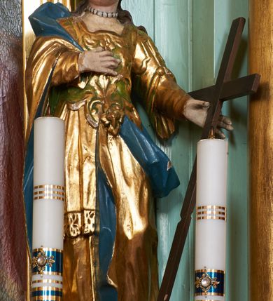 Zdjęcie nr 5: Nastawa architektoniczna, jednoosiowa, jednokondygnacyjna ze zwieńczeniem, ustawiona na cokole z wyodrębnionymi czterema prostopadłościanami. Ołtarz murowany, prostopadłościenny, rozszerzający się ku górze. Mensa kamienna, z kamiennym portatylem. Antepedium marmoryzowane z malowaną iluzjonistycznie płyciną. 
Tabernakulum w formie prostopadłościennej skrzynki, o wypukłym froncie, zwieńczonej profilowanym gzymsem. Drzwiczki w kształcie stojącego prostokąta zamkniętego półkoliście, ujęte obwódką utworzoną z liści, dekorowane płaskorzeźbionym wizerunkiem krzyża i panoramą miasta; flankowane roślinnymi zwisami. Retabulum ujęte parą kolumn o kapitelach korynckich dźwigających pełne belkowanie, wyłamane na ich osi. Po wewnętrznej stronie z wyłamanymi impostami podtrzymywanymi na wspornikach zakończonych szyszkami. Belkowanie o architrawie i fryzie przerwanymi polem środkowym, z silnie wysuniętym gzymsem i fragmentami półkolistego, przerwanego przyczółka. Fryz dekorowany rozetami. Pole środkowe w formie wnęki o kształcie stojącego prostokąta zamkniętego łukiem półkolistym, ujętej profilowaną ramą, z obrazem Nauczania Marii. Obraz flankują figury św. Apolonii i św. Heleny. Zwieńczenie w formie zbliżonej do trapezu, o wklęsłych bokach, zamkniętego łukiem segmentowym nadwieszonym. W polu płycina o tym samym kształcie z rzeźbiarskim przedstawieniem Marii siedzącej na obłoku, na tle krzyża, ujętej wieńcem roślinnym z aniołkami i uskrzydlonymi główkami anielskimi, w glorii promienistej. Gzyms i zwieńczenie z siedzącymi puttami oraz uskrzydlonymi główkami anielskimi. Struktura polichromowana w kolorze jasnozielonym, z czerwonymi detalami, złoconymi kolumnami, ornamentyką i profilami. 
