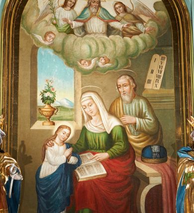 Zdjęcie nr 3: Nastawa architektoniczna, jednoosiowa, jednokondygnacyjna ze zwieńczeniem, ustawiona na cokole z wyodrębnionymi czterema prostopadłościanami. Ołtarz murowany, prostopadłościenny, rozszerzający się ku górze. Mensa kamienna, z kamiennym portatylem. Antepedium marmoryzowane z malowaną iluzjonistycznie płyciną. 
Tabernakulum w formie prostopadłościennej skrzynki, o wypukłym froncie, zwieńczonej profilowanym gzymsem. Drzwiczki w kształcie stojącego prostokąta zamkniętego półkoliście, ujęte obwódką utworzoną z liści, dekorowane płaskorzeźbionym wizerunkiem krzyża i panoramą miasta; flankowane roślinnymi zwisami. Retabulum ujęte parą kolumn o kapitelach korynckich dźwigających pełne belkowanie, wyłamane na ich osi. Po wewnętrznej stronie z wyłamanymi impostami podtrzymywanymi na wspornikach zakończonych szyszkami. Belkowanie o architrawie i fryzie przerwanymi polem środkowym, z silnie wysuniętym gzymsem i fragmentami półkolistego, przerwanego przyczółka. Fryz dekorowany rozetami. Pole środkowe w formie wnęki o kształcie stojącego prostokąta zamkniętego łukiem półkolistym, ujętej profilowaną ramą, z obrazem Nauczania Marii. Obraz flankują figury św. Apolonii i św. Heleny. Zwieńczenie w formie zbliżonej do trapezu, o wklęsłych bokach, zamkniętego łukiem segmentowym nadwieszonym. W polu płycina o tym samym kształcie z rzeźbiarskim przedstawieniem Marii siedzącej na obłoku, na tle krzyża, ujętej wieńcem roślinnym z aniołkami i uskrzydlonymi główkami anielskimi, w glorii promienistej. Gzyms i zwieńczenie z siedzącymi puttami oraz uskrzydlonymi główkami anielskimi. Struktura polichromowana w kolorze jasnozielonym, z czerwonymi detalami, złoconymi kolumnami, ornamentyką i profilami. 
