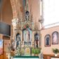 Zdjęcie nr 1: Ołtarz przyścienny, architektoniczny, trójosiowy, jednokondygnacyjny ze zwieńczeniem. Mensa skrzyniowa, prostopadłościenna, z antepedium dekorowanym płycinami.  W środkowej plakieta z symbolami płonącego serca oplecionego koroną cierniową, krzyża i kotwicy ujętymi kwitnącymi kwiatami i liśćmi. Na mensie tabernakulum w formie prostopadłościanu zwieńczonego wimpergą wypełnioną uskrzydlonymi główkami anielskimi, ujetą pinaklami. W centrum ostrołukowe drzwiczki z podobizną ukrzyżoanego Chrystusa. Predella trójdzielna ze środkową częścią wyższą, dekorowana fryzem z przenikających się arkadek, w środkowej części flankowanym blendami. W pierwszej kondygnacji retabulum trzy nisze prostokątne, z których środkowa zamknięta trójlistnie a boczne trójkątnie. Środkowa nisza wyższa i szersza od bocznych, rama dekorowana ornamentem, wszystkie zdobione ażurowym ornamentem roślinnym i żabkami; szczyty z fragmentami ornamentyki geometryczno-roślinnej.  Boczne nisze zwieńczone pinaklami, między którymi przenikające się żebra zwieńczone kwiatonem i fragmentami wolut, wypełnione wicią roślinną. W środkowej niszy kondygnacji obraz z przedstawieniem najświętszego Serca Jezusa, w bocznych figury Najświętszego Serca Marii z lewej i św. Jana Ewangelisty z prawej strony. Kondygnacja ujęta uszami utworzonymi z przypór z pinaklami. W zwieńczeniu ażurowa kapliczka ujęta pinaklami, w której figura modlącego się księdza. 
Struktura jasnozielona, nisze niebieskie, fragmenty dekoracji czerwone i niebieskie, detale złocone. 

