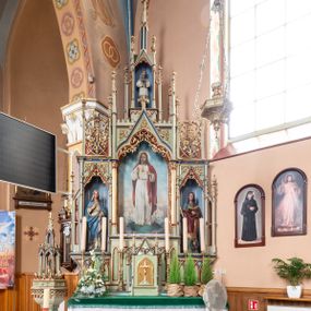 Zdjęcie nr 1: Ołtarz przyścienny, architektoniczny, trójosiowy, jednokondygnacyjny ze zwieńczeniem. Mensa skrzyniowa, prostopadłościenna, z antepedium dekorowanym płycinami.  W środkowej plakieta z symbolami płonącego serca oplecionego koroną cierniową, krzyża i kotwicy ujętymi kwitnącymi kwiatami i liśćmi. Na mensie tabernakulum w formie prostopadłościanu zwieńczonego wimpergą wypełnioną uskrzydlonymi główkami anielskimi, ujetą pinaklami. W centrum ostrołukowe drzwiczki z podobizną ukrzyżoanego Chrystusa. Predella trójdzielna ze środkową częścią wyższą, dekorowana fryzem z przenikających się arkadek, w środkowej części flankowanym blendami. W pierwszej kondygnacji retabulum trzy nisze prostokątne, z których środkowa zamknięta trójlistnie a boczne trójkątnie. Środkowa nisza wyższa i szersza od bocznych, rama dekorowana ornamentem, wszystkie zdobione ażurowym ornamentem roślinnym i żabkami; szczyty z fragmentami ornamentyki geometryczno-roślinnej.  Boczne nisze zwieńczone pinaklami, między którymi przenikające się żebra zwieńczone kwiatonem i fragmentami wolut, wypełnione wicią roślinną. W środkowej niszy kondygnacji obraz z przedstawieniem najświętszego Serca Jezusa, w bocznych figury Najświętszego Serca Marii z lewej i św. Jana Ewangelisty z prawej strony. Kondygnacja ujęta uszami utworzonymi z przypór z pinaklami. W zwieńczeniu ażurowa kapliczka ujęta pinaklami, w której figura modlącego się księdza. 
Struktura jasnozielona, nisze niebieskie, fragmenty dekoracji czerwone i niebieskie, detale złocone. 
