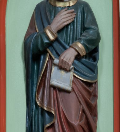 Zdjęcie nr 3: Ambona wisząca, przyścienna składająca się z kosza, zaplecka, baldachimu i schodów z balustradą. Kosz na planie wieloboku, podzielony na pola kolumienkami podtrzymującymi belkowanie, którego gzyms stanowi parapet. W polach płyciny w formie stojącego prostokąta zamkniętego łukiem ostrym. W płycinach całopostaciowe figury ewangelistów – od strony schodów – św. Jan, św. Marek, św. Łukasz i św. Mateusz. Każdy z nich ubrany w długą suknię, z narzuconym płaszczem, trzyma w rękach księgę lub zwój i ma (prócz Łukasza) przy nodze właściwy atrybut. Rzeźby są wolnostojące, na cokołach z podpisami. Wzdłuż ramy dolnej ażurowy ornament maswerkowy. Podstawa zwęża się ku dołowi, ścięta płasko. Zaplecek w kształcie stojącego prostokąta, wypełniony płyciną zamkniętą łukiem ostrym, ze zdwojonym łukiem i rozetą z czworoliściem.  Rozbudowany baldachim powtarza kształt kosza, składa się z arkad ujmujących zwieńczenie w formie kapliczki. Arkady od wewnątrz zdobi maswerkowy fryz, a wieńczą trójkątne, ażurowe szczyty z żabkami i kwiatonami. Wieńcząca kapliczka dwukondygnacyjna, z pinaklami, żabkami i kwiatonami; najwyższe pinakiel zakończony krzyżem. Struktura jasnozielona, niektóre elementy niebieskie lub czerwone, profile i ornamenty złocone.