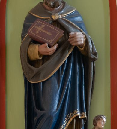 Zdjęcie nr 5: Ambona wisząca, przyścienna składająca się z kosza, zaplecka, baldachimu i schodów z balustradą. Kosz na planie wieloboku, podzielony na pola kolumienkami podtrzymującymi belkowanie, którego gzyms stanowi parapet. W polach płyciny w formie stojącego prostokąta zamkniętego łukiem ostrym. W płycinach całopostaciowe figury ewangelistów – od strony schodów – św. Jan, św. Marek, św. Łukasz i św. Mateusz. Każdy z nich ubrany w długą suknię, z narzuconym płaszczem, trzyma w rękach księgę lub zwój i ma (prócz Łukasza) przy nodze właściwy atrybut. Rzeźby są wolnostojące, na cokołach z podpisami. Wzdłuż ramy dolnej ażurowy ornament maswerkowy. Podstawa zwęża się ku dołowi, ścięta płasko. Zaplecek w kształcie stojącego prostokąta, wypełniony płyciną zamkniętą łukiem ostrym, ze zdwojonym łukiem i rozetą z czworoliściem.  Rozbudowany baldachim powtarza kształt kosza, składa się z arkad ujmujących zwieńczenie w formie kapliczki. Arkady od wewnątrz zdobi maswerkowy fryz, a wieńczą trójkątne, ażurowe szczyty z żabkami i kwiatonami. Wieńcząca kapliczka dwukondygnacyjna, z pinaklami, żabkami i kwiatonami; najwyższe pinakiel zakończony krzyżem. Struktura jasnozielona, niektóre elementy niebieskie lub czerwone, profile i ornamenty złocone.