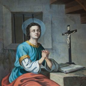 Zdjęcie nr 1: Obraz w formie stojącego prostokąta zamkniętego łukiem nadwieszonym, oprawiony w profilowaną, złoconą ramę. W centrum postać św. Aleksego siedzącego na ławie przed kamiennym blokiem służącym za stół. Święty jest zwrócony w trzech czwartych w lewo, z głową delikatnie uniesioną i dłońmi złożonymi w geście modlitwy. Twarz młodzieńcza, oczy zwrócone do góry, włosy ciemnobrązowe, zaczesane do tyłu. Ubrany jest w białą szatę spodnią, niebieską tunikę ze złoconymi lamówkami, przepasaną w talii oraz czerwony płaszcz okrywający nogi; na stopach ma sandały. Przed nim, na stole leżą otwarta księga oraz krucyfiks, a u stóp trzy oprawione księgi. Święty ukazany pod schodami, których fragment widoczny jest w prawym górnym rogu obrazu; w tle niewielkie okienko z kratami. Kolorystyka tła ciemna, jednolita, postać wyodrębniona kolorystycznie.