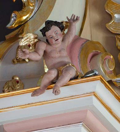 Zdjęcie nr 18: Nastawa ołtarzowa architektoniczna, jednoosiowa, jednokondygnacyjna ze zwieńczeniem, na podwójnym cokole. Ołtarz drewniany, prostopadłościenny; mensa drewniana z kamiennym portatylem. Antepedium podzielone na trzy pola czterema półkolumnami o stylizowanych kapitelach. W polach płyciny; w środkowej romb z płaskorzeźbionym kielichem z hostią; w zewnętrznych winne grona z kłosami zbóż.Tabernakulum w formie drewnianej skrzynki obitej blachą. Drzwiczki w kształcie stojącego prostokąta z aplikowaną, odlewaną plakietką ze sceną modlitwy Chrystusa w Ogrójcu, w narożach aplikowane uskrzydlone główki anielskie, całość w opasce dekorowanej różami. Tabernakulum w drewnianej obudowie, ściana frontowa flankowana parą kolumn. Tron wystawienia w formie niszy ujętej kolumienkami z łukiem o fantazyjnym wykroju. Całość zwieńczona rzeźbioną figurką Baranka Eucharystycznego leżącego na księdze. Po bokach tabernakulum stoją dwie pary nisz na postumentach z figurami czterech ewangelistów. Kondygnacja nastawy ujęta dwiema parami kolumn o kapitelach kompozytowych, stojących na tle zwielokrotnionych pilastrów. Podpory dźwigają fragmenty wyłamanego belkowania, zewnętrzna para również przerwany, wklęsło-wypukły przyczółek. Cokoły ustawione delikatnie pod kątem, zwrócone na zewnątrz. Na gzymsie wewnętrznych podpór niewielkie figurki puttów; na przyczółkach figury siedzących aniołów ubranych w długie suknie, okryte czerwonymi płaszczami. Między kolumnami na wspornikach figury św. Piotra i św. Pawła. W polu środkowym obraz św. Aleksego w profilowanej ramie w kształcie stojącego prostokąta zamkniętego łukiem półkolistym nadwieszonym. Zwieńczenie w formie leżącego prostokąta, ujętego masywnymi spływami wolutowymi, zamkniętego przeciwstawnie zwróconymi esownicami. W polu obraz św. Michała Archanioła w profilowanej ramie w formie stojącego owalu. Dolne partie cokołu dekorowane płaskorzeźbionym, stylizowanym akantem o układzie geometrycznym; wyższe z ornamentem w płycinach. Kondygnacja ujęta uszakami utworzonymi z karbowanej wstęgi przeplatającej się z ornamentem roślinnym. Woluty zwieńczenia dekorowane liśćmi palmowymi i kampanullami. Obraz w polu ujęty muszlami i liśćmi palmowymi; całość zwieńczona muszlą. Struktura polichromowana w odcieniu bieli; płyciny i fryz polichromowane na seledynowo, profile w odcieniu jasnego różu; trzony kolumn marmoryzowane; ornamentyka, kapitele, profile i ornamenty złocone i srebrzone.