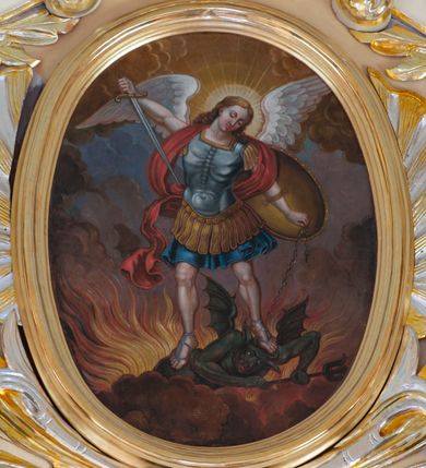 Zdjęcie nr 8: Nastawa ołtarzowa architektoniczna, jednoosiowa, jednokondygnacyjna ze zwieńczeniem, na podwójnym cokole. Ołtarz drewniany, prostopadłościenny; mensa drewniana z kamiennym portatylem. Antepedium podzielone na trzy pola czterema półkolumnami o stylizowanych kapitelach. W polach płyciny; w środkowej romb z płaskorzeźbionym kielichem z hostią; w zewnętrznych winne grona z kłosami zbóż.Tabernakulum w formie drewnianej skrzynki obitej blachą. Drzwiczki w kształcie stojącego prostokąta z aplikowaną, odlewaną plakietką ze sceną modlitwy Chrystusa w Ogrójcu, w narożach aplikowane uskrzydlone główki anielskie, całość w opasce dekorowanej różami. Tabernakulum w drewnianej obudowie, ściana frontowa flankowana parą kolumn. Tron wystawienia w formie niszy ujętej kolumienkami z łukiem o fantazyjnym wykroju. Całość zwieńczona rzeźbioną figurką Baranka Eucharystycznego leżącego na księdze. Po bokach tabernakulum stoją dwie pary nisz na postumentach z figurami czterech ewangelistów. Kondygnacja nastawy ujęta dwiema parami kolumn o kapitelach kompozytowych, stojących na tle zwielokrotnionych pilastrów. Podpory dźwigają fragmenty wyłamanego belkowania, zewnętrzna para również przerwany, wklęsło-wypukły przyczółek. Cokoły ustawione delikatnie pod kątem, zwrócone na zewnątrz. Na gzymsie wewnętrznych podpór niewielkie figurki puttów; na przyczółkach figury siedzących aniołów ubranych w długie suknie, okryte czerwonymi płaszczami. Między kolumnami na wspornikach figury św. Piotra i św. Pawła. W polu środkowym obraz św. Aleksego w profilowanej ramie w kształcie stojącego prostokąta zamkniętego łukiem półkolistym nadwieszonym. Zwieńczenie w formie leżącego prostokąta, ujętego masywnymi spływami wolutowymi, zamkniętego przeciwstawnie zwróconymi esownicami. W polu obraz św. Michała Archanioła w profilowanej ramie w formie stojącego owalu. Dolne partie cokołu dekorowane płaskorzeźbionym, stylizowanym akantem o układzie geometrycznym; wyższe z ornamentem w płycinach. Kondygnacja ujęta uszakami utworzonymi z karbowanej wstęgi przeplatającej się z ornamentem roślinnym. Woluty zwieńczenia dekorowane liśćmi palmowymi i kampanullami. Obraz w polu ujęty muszlami i liśćmi palmowymi; całość zwieńczona muszlą. Struktura polichromowana w odcieniu bieli; płyciny i fryz polichromowane na seledynowo, profile w odcieniu jasnego różu; trzony kolumn marmoryzowane; ornamentyka, kapitele, profile i ornamenty złocone i srebrzone.