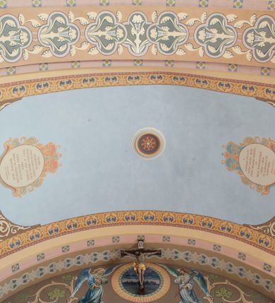 Zdjęcie nr 3: Martwe ciało Zbawiciela o wyraźnie zaznaczonej muskulaturze jest rozciągnięte i przybite trzema gwoździami do prostego krzyża. Widać na nim ślady męki: strużki krwi płynące po ciele, przebity bok oraz krwawiące rany. Głowa jest opuszczona całkowicie na prawe ramię, oczy zamknięte, usta nieznacznie rozchylone; na głowie ciemnozielona korona cierniowa. Chrystus ma rozpostarte ręce, stopy założone na siebie, prawa na lewej, przybite jednym gwoździem. Biodra otacza złote perizonium przewiązane na prawym boku, z końcami rozwiewającymi się w górę i w dół. Na górnym ramieniu krzyża widnieje rozwinięty titulus z majuskułowymi literami „IN/RI” (łac. Iesus Nazarenus Rex Iudaeorum).