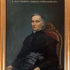 Zdjęcie nr 1: Obraz w kształcie stojącego prostokąta ujętego złoconą, profilowaną ramą. Postać ukazana do pasa, w trzech czwartych, siedząca na krześle z bordowym obiciem i rzeźbionym zwieńczeniem. Ksiądz ubrany w sutannę przewiązaną czarnym pasem. Twarz oddająca fizjonomiczne cechy, włosy krótkie, siwe. W prawej dłoni modlitewnik. U góry napis „X(IĄDZ) ALEKSY BOCHEŃSKI PROBOSZCZ WADOWIC. OD ROKU 1849-”. 