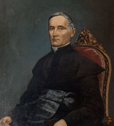 Zdjęcie nr 2: Obraz w kształcie stojącego prostokąta ujętego złoconą, profilowaną ramą. Postać ukazana do pasa, w trzech czwartych, siedząca na krześle z bordowym obiciem i rzeźbionym zwieńczeniem. Ksiądz ubrany w sutannę przewiązaną czarnym pasem. Twarz oddająca fizjonomiczne cechy, włosy krótkie, siwe. W prawej dłoni modlitewnik. U góry napis „X(IĄDZ) ALEKSY BOCHEŃSKI PROBOSZCZ WADOWIC. OD ROKU 1849-”. 