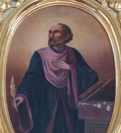 Zdjęcie nr 1: Obraz w kształcie stojącego owalu ujętego złoconą, profilowana ramą. Święty został ukazany do kolan, zwrócony nieznacznie w lewo, z głową odwróconą w przeciwnym kierunku. Ma trójkątną twarz, włosy i zarost krótkie, siwiejące; wokół głowy nimb. Jest ubrany w profesorską togę z szerokimi rękawami, czarną z fioletowymi obszyciami. W prawej, opuszczonej ręce trzyma pióro, lewą składa na piersi. Po prawej stronie kompozycji widoczny pulpit z ułożonymi na nim księgą na podpórce i kwiatem lilii. Tło cieniowane od brązowego w dolnej partii do żółtego w górnej, najjaśniejsze za głową świętego. Kolorystyka ciepła. 