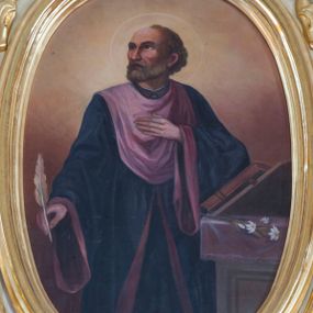 Zdjęcie nr 1: Obraz w kształcie stojącego owalu ujętego złoconą, profilowana ramą. Święty został ukazany do kolan, zwrócony nieznacznie w lewo, z głową odwróconą w przeciwnym kierunku. Ma trójkątną twarz, włosy i zarost krótkie, siwiejące; wokół głowy nimb. Jest ubrany w profesorską togę z szerokimi rękawami, czarną z fioletowymi obszyciami. W prawej, opuszczonej ręce trzyma pióro, lewą składa na piersi. Po prawej stronie kompozycji widoczny pulpit z ułożonymi na nim księgą na podpórce i kwiatem lilii. Tło cieniowane od brązowego w dolnej partii do żółtego w górnej, najjaśniejsze za głową świętego. Kolorystyka ciepła. 