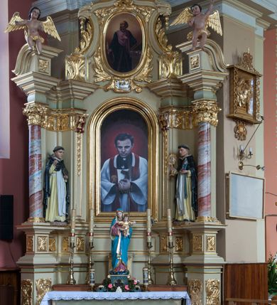 Zdjęcie nr 3: Rzeźba drążona z tyłu przedstawiająca stojącą na niewysokim, prostopadłościennym cokole postać św. Dominika. Święty jest ustawiony frontalnie. Twarz ma owalną, o delikatnych, młodzieńczych rysach, z jasnymi oczami, wąskim nosem i niewielkimi ustami; na głowie wycięta tonsura. Jest ubrany w strój dominikański: biały habit ze szkaplerzem i czarny płaszcz z kapturem. W prawej dłoni trzyma krucyfiks, w lewej zamkniętą księgę. Polichromia w partiach ciała naturalistyczna.