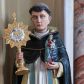 Zdjęcie nr 1: Rzeźba drążona z tyłu przedstawiająca stojącą na niewysokim, prostopadłościennym cokole postać św. Jacka Odrowąża. Święty jest ustawiony frontalnie, w lekkim kontrapoście, z prawym kolanem zgiętym. Twarz ma owalną, o delikatnych, młodzieńczych rysach, z jasnymi oczami, wąskim nosem i niewielkimi ustami; na głowie wycięta tonsura. Jest ubrany w strój dominikański: biały habit ze szkaplerzem i czarny płaszcz z kapturem, pod nim ma błękitną stułę. W lewej dłoni trzyma figurkę Madonny z Dzieciątkiem, w prawej monstrancję. Polichromia w partiach ciała naturalistyczna.
