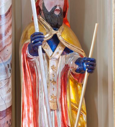 Zdjęcie nr 4: Nastawa ołtarzowa architektoniczna, jednoosiowa, jednokondygnacyjna ze zwieńczeniem, na potrójnym cokole. Ołtarz drewniany, prostopadłościenny; mensa drewniana z kamiennym portatylem. Antepedium zdobione polichromowanym monogramem IHS ujętym dekoracją roślinną. Tabernakulum prostopadłościenne, na cokole, zwieńczone gzymsem. Na ściance frontowej flankowanej pilastrami, drzwiczki w kształcie stojącego prostokąta zamkniętego łukiem półkolistym, dekorowane krzyżem o ramionach zakończonych trójlistnie. Kondygnacja nastawy ujęta parą pilastrów i kolumn o kapitelach kompozytowych, stojących na tle zwielokrotnionych pilastrów. Podpory dźwigają fragmenty wyłamanego belkowania, zewnętrzna para również przerwany, wklęsło-wypukły przyczółek. Cokoły ustawione delikatnie pod kątem, zwrócone na zewnątrz. Na gzymsie zewnętrznych podpór niewielkie figurki puttów. Między kolumnami a pilastrami, na wspornikach figury św. Stanisława i św. Wojciecha. W polu środkowym obraz „Jezu Ufam Tobie” w profilowanej ramie w kształcie stojącego prostokąta zamkniętego łukiem półkolistym. Zwieńczenie w formie stojącego prostokąta o wklęsłych bokach, ujętego spływami wolutowymi. W polu obraz św. Antoniego w profilowanej ramie w kształcie stojącego owalu. Dolne partie cokołu dekorowane płaskorzeźbionym, stylizowanym akantem o układzie geometrycznym; wyższy z ornamentem w płycinach. Na ściankach filarów kampanule, woluty zwieńczenia dekorowane liśćmi palmowymi i kampanulami. Obraz w polu ujęty liśćmi palmowymi i karbowaną wstążką, od dołu i góry muszlami. Struktura polichromowana w odcieniu bieli; płyciny i fryz polichromowane na seledynowo, profile w odcieniu beżowym; trzony kolumn marmoryzowane; ornamentyka, kapitele, profile i ornamenty złocone i srebrzone. 