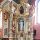Zdjęcie nr 1: Nastawa ołtarzowa architektoniczna, jednoosiowa, jednokondygnacyjna ze zwieńczeniem, na potrójnym cokole. Ołtarz drewniany, prostopadłościenny; mensa drewniana z kamiennym portatylem. Antepedium zdobione polichromowanym monogramem IHS ujętym dekoracją roślinną. Tabernakulum prostopadłościenne, na cokole, zwieńczone gzymsem. Na ściance frontowej flankowanej pilastrami, drzwiczki w kształcie stojącego prostokąta zamkniętego łukiem półkolistym, dekorowane krzyżem o ramionach zakończonych trójlistnie. Kondygnacja nastawy ujęta parą pilastrów i kolumn o kapitelach kompozytowych, stojących na tle zwielokrotnionych pilastrów. Podpory dźwigają fragmenty wyłamanego belkowania, zewnętrzna para również przerwany, wklęsło-wypukły przyczółek. Cokoły ustawione delikatnie pod kątem, zwrócone na zewnątrz. Na gzymsie zewnętrznych podpór niewielkie figurki puttów. Między kolumnami a pilastrami, na wspornikach figury św. Stanisława i św. Wojciecha. W polu środkowym obraz „Jezu Ufam Tobie” w profilowanej ramie w kształcie stojącego prostokąta zamkniętego łukiem półkolistym. Zwieńczenie w formie stojącego prostokąta o wklęsłych bokach, ujętego spływami wolutowymi. W polu obraz św. Antoniego w profilowanej ramie w kształcie stojącego owalu. Dolne partie cokołu dekorowane płaskorzeźbionym, stylizowanym akantem o układzie geometrycznym; wyższy z ornamentem w płycinach. Na ściankach filarów kampanule, woluty zwieńczenia dekorowane liśćmi palmowymi i kampanulami. Obraz w polu ujęty liśćmi palmowymi i karbowaną wstążką, od dołu i góry muszlami. Struktura polichromowana w odcieniu bieli; płyciny i fryz polichromowane na seledynowo, profile w odcieniu beżowym; trzony kolumn marmoryzowane; ornamentyka, kapitele, profile i ornamenty złocone i srebrzone. 
