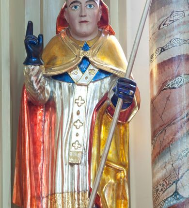 Zdjęcie nr 3: Nastawa ołtarzowa architektoniczna, jednoosiowa, jednokondygnacyjna ze zwieńczeniem, na potrójnym cokole. Ołtarz drewniany, prostopadłościenny; mensa drewniana z kamiennym portatylem. Antepedium zdobione polichromowanym monogramem IHS ujętym dekoracją roślinną. Tabernakulum prostopadłościenne, na cokole, zwieńczone gzymsem. Na ściance frontowej flankowanej pilastrami, drzwiczki w kształcie stojącego prostokąta zamkniętego łukiem półkolistym, dekorowane krzyżem o ramionach zakończonych trójlistnie. Kondygnacja nastawy ujęta parą pilastrów i kolumn o kapitelach kompozytowych, stojących na tle zwielokrotnionych pilastrów. Podpory dźwigają fragmenty wyłamanego belkowania, zewnętrzna para również przerwany, wklęsło-wypukły przyczółek. Cokoły ustawione delikatnie pod kątem, zwrócone na zewnątrz. Na gzymsie zewnętrznych podpór niewielkie figurki puttów. Między kolumnami a pilastrami, na wspornikach figury św. Stanisława i św. Wojciecha. W polu środkowym obraz „Jezu Ufam Tobie” w profilowanej ramie w kształcie stojącego prostokąta zamkniętego łukiem półkolistym. Zwieńczenie w formie stojącego prostokąta o wklęsłych bokach, ujętego spływami wolutowymi. W polu obraz św. Antoniego w profilowanej ramie w kształcie stojącego owalu. Dolne partie cokołu dekorowane płaskorzeźbionym, stylizowanym akantem o układzie geometrycznym; wyższy z ornamentem w płycinach. Na ściankach filarów kampanule, woluty zwieńczenia dekorowane liśćmi palmowymi i kampanulami. Obraz w polu ujęty liśćmi palmowymi i karbowaną wstążką, od dołu i góry muszlami. Struktura polichromowana w odcieniu bieli; płyciny i fryz polichromowane na seledynowo, profile w odcieniu beżowym; trzony kolumn marmoryzowane; ornamentyka, kapitele, profile i ornamenty złocone i srebrzone. 