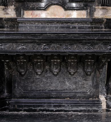 Zdjęcie nr 4: Ołtarz prostopadłościenny, w typie tumbowym, z mensą o brzegu zdobionym rzędem liści akantu naprzemian z łukami kotarowymi zwieńczonymi kulami oraz podwieszonym lambrekinem. Nastawa ołtarzowa jest architektoniczna, jednoosiowa ze zwieńczeniem, ujęta przez kolumny stojące na ukośnie dostawionych cokołach. Kolumny w jednej trzeciej kanelowane w dwóch trzecich skręcone z wplecioną wicią roślinną, ze złoconym kapitelem podtrzymują przerwany przyczółek ze ślimacznicami. Belkowanie bogato profilowane nad częścią środkową jest wyłamane trzema wklęsłymi łukami. W szczycie owalny medalion z monogramem ”MARIA”, w obramieniu z wieńca laurowego, ślimacznic i festonów, zakończony krzyżem. W osi środkowej prostokątna wnęka w profilowanym obramieniu, zamknięta półkolistym łukiem nadwieszonym z obrazem Matki Boskiej z Dzieciątkiem. 