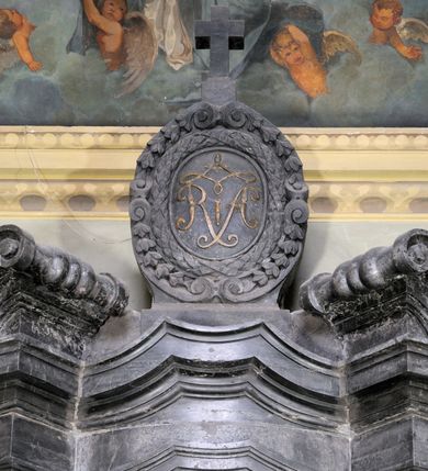 Zdjęcie nr 5: Ołtarz prostopadłościenny, w typie tumbowym, z mensą o brzegu zdobionym rzędem liści akantu naprzemian z łukami kotarowymi zwieńczonymi kulami oraz podwieszonym lambrekinem. Nastawa ołtarzowa jest architektoniczna, jednoosiowa ze zwieńczeniem, ujęta przez kolumny stojące na ukośnie dostawionych cokołach. Kolumny w jednej trzeciej kanelowane w dwóch trzecich skręcone z wplecioną wicią roślinną, ze złoconym kapitelem podtrzymują przerwany przyczółek ze ślimacznicami. Belkowanie bogato profilowane nad częścią środkową jest wyłamane trzema wklęsłymi łukami. W szczycie owalny medalion z monogramem ”MARIA”, w obramieniu z wieńca laurowego, ślimacznic i festonów, zakończony krzyżem. W osi środkowej prostokątna wnęka w profilowanym obramieniu, zamknięta półkolistym łukiem nadwieszonym z obrazem Matki Boskiej z Dzieciątkiem. 