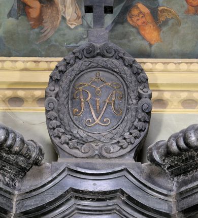 Zdjęcie nr 8: Ołtarz prostopadłościenny, w typie tumbowym, z mensą o brzegu zdobionym rzędem liści akantu naprzemian z łukami kotarowymi zwieńczonymi kulami oraz podwieszonym lambrekinem. Nastawa ołtarzowa jest architektoniczna, jednoosiowa ze zwieńczeniem, ujęta przez kolumny stojące na ukośnie dostawionych cokołach. Kolumny w jednej trzeciej kanelowane w dwóch trzecich skręcone z wplecioną wicią roślinną, ze złoconym kapitelem podtrzymują przerwany przyczółek ze ślimacznicami. Belkowanie bogato profilowane nad częścią środkową jest wyłamane trzema wklęsłymi łukami. W szczycie owalny medalion z monogramem ”MARIA”, w obramieniu z wieńca laurowego, ślimacznic i festonów, zakończony krzyżem. W osi środkowej prostokątna wnęka w profilowanym obramieniu, zamknięta półkolistym łukiem nadwieszonym z obrazem Matki Boskiej z Dzieciątkiem. 