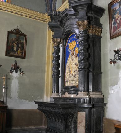 Zdjęcie nr 3: Ołtarz prostopadłościenny, w typie tumbowym, z mensą o brzegu zdobionym rzędem liści akantu naprzemian z łukami kotarowymi zwieńczonymi kulami oraz podwieszonym lambrekinem. Nastawa ołtarzowa jest architektoniczna, jednoosiowa ze zwieńczeniem, ujęta przez kolumny stojące na ukośnie dostawionych cokołach. Kolumny w jednej trzeciej kanelowane w dwóch trzecich skręcone z wplecioną wicią roślinną, ze złoconym kapitelem podtrzymują przerwany przyczółek ze ślimacznicami. Belkowanie bogato profilowane nad częścią środkową jest wyłamane trzema wklęsłymi łukami. W szczycie owalny medalion z monogramem ”MARIA”, w obramieniu z wieńca laurowego, ślimacznic i festonów, zakończony krzyżem. W osi środkowej prostokątna wnęka w profilowanym obramieniu, zamknięta półkolistym łukiem nadwieszonym z obrazem Matki Boskiej z Dzieciątkiem. 