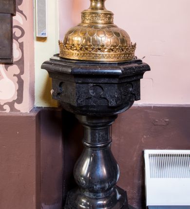 Zdjęcie nr 3: Podstawa na rzucie ośmioboku, dwuczęściowa, dolna część szeroka i niska o fazowanych krawędziach, górna wysoka i wąska. Trzon gładki, gruszkowaty, ujęty dwoma pierścieniami. Czara w dolnej części półkulista i gładka, w górnej ośmioboczna, zdobiona wgłębnymi ślepymi maswerkami, zakończona wydatnym, profilowanym gzymsem. Pokrywa metalowa, pozłacana. Brzeg w formie korony, zdobiony maswerkami oraz koronką w formie przestylizowanych lilii. Czasza półkulista zdobiona łuskami, zwieńczona cylindrycznym postumentem z dolną częścią zdobioną maswerkami, środkową w kształcie gładkiej wklęski i i górną, profilowaną z niewielką koronką. Na nim, na ośmiobocznym cokoliku, pełnoplastyczna postać św. Jana Chrzciciela z krzyżem w lewej ręce i barankiem leżącym na księdze w prawej. Jego twarz jest pociągła, święty spogląda w dół, ma długie włosy, opadające na plecy i ramiona. Jest ubrany w wielbłądzią skórę i płaszcz zarzucony na prawym ramieniu. 