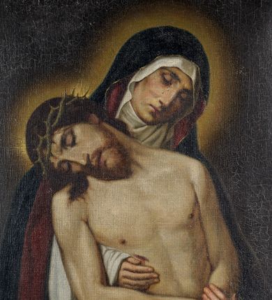 Zdjęcie nr 1: Obraz w kształcie stojącego prostokąta przedstawiający Pietę. Matka Boska i Chrystus ukazani do pasa. Maria zwrócona jest w trzech czwartych w lewo, odziana w granatowy maforion z czerwoną podszewką oraz białą podwikę, podtrzymuje ciało Syna na białej tkaninie. Ma drobną, owalną twarz, półprzymknięte oczy, długi nos i wąskie usta, z oczu płyną łzy. Dekorowana koroną cierniową głowa podtrzymywanego przez Matkę Chrystusa zwrócona jest w trzech czwartych w prawo, natomiast korpus w lewo. Ręce Jezusa są skrzyżowane, oczy zamknięte, usta lekko rozchylone. Na rękach i boku widoczne rany. Głowy obu postaci okolone nimbami. Tło jednolite, ciemne, rozświetlone za głowami postaci. Kolorystyka ciemna, silne kontrasty.