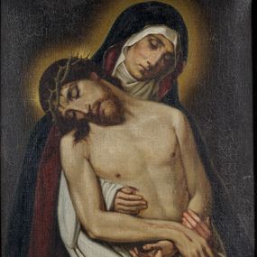 Zdjęcie nr 1: Obraz w kształcie stojącego prostokąta przedstawiający Pietę. Matka Boska i Chrystus ukazani do pasa. Maria zwrócona jest w trzech czwartych w lewo, odziana w granatowy maforion z czerwoną podszewką oraz białą podwikę, podtrzymuje ciało Syna na białej tkaninie. Ma drobną, owalną twarz, półprzymknięte oczy, długi nos i wąskie usta, z oczu płyną łzy. Dekorowana koroną cierniową głowa podtrzymywanego przez Matkę Chrystusa zwrócona jest w trzech czwartych w prawo, natomiast korpus w lewo. Ręce Jezusa są skrzyżowane, oczy zamknięte, usta lekko rozchylone. Na rękach i boku widoczne rany. Głowy obu postaci okolone nimbami. Tło jednolite, ciemne, rozświetlone za głowami postaci. Kolorystyka ciemna, silne kontrasty.