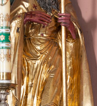 Zdjęcie nr 2: Figura drążona, na cokole. Święty Wojciech został ukazany w pozycji stojącej z uniesionymi rękami – prawą przyciska do piersi, w lewej trzyma podwójny krzyż misyjny. Twarz ma pociągłą, o wyrazistych rysach, brwi wąskie, oczy szeroko otwarte, głęboko osadzone, nos prosty, usta rozchylone. Ma długą, sięgająca dekoltu, siwiejącą brodę. Jest ubrany w sutannę, komżę oraz kapę i paliusz; na głowie ma infułę, na dłoniach czerwone rękawiczki. Paliusz i infuła zdobione czerownymi krzyżami. Polichromia w partiach ciała naturalistyczna, szaty i atrybuty złocone.