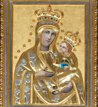 Zdjęcie nr 3: Nastawa ołtarzowa architektoniczna, jednoosiowa, jednokondygnacyjna ze zwieńczeniem. Ołtarz drewniany, prostopadłościenny. Mensa drewniana, o silnie wysuniętym gzymsie dekorowanego kostkowaniem. Antepedium w formie leżącego prostokąta z płyciną o dwóch wypukłych bokach. W polu płaskorzeźbione przedstawienie pelikana karmiącego w gnieździe młode, flankowanego winnym gronem i kłosami zbóż; płycina ujęta parą uskrzydlonych główek anielskich. Antepedium zamknięte profilowanym gzymsem, dekorowanym kostkowaniem, dźwigającym niepełne belkowanie. Tabernakulum prostopadłościenne, w formie drewnianej skrzynki obitej blachą miedzianą, ustawione na wysokim cokole ujętym od frontu i po bokach spływami wolutowymi, dźwigającymi wyłamany gzyms dekorowany kostkowaniem; na froncie płycina z rozetą. Drzwiczki w kształcie leżącego prostokąta zamkniętego łukiem segmentowym z aplikowanym kielichem z hostią, w otoczeniu winnego grona, na fakturowanym tle. Tabernakulum flankowane parą kanelowanych kolumienek, dźwigających gzyms wieńczący, dekorowany kostkowaniem oraz szczyt w formie zbliżonej do trójkąta, zamknięty gzymsem przechodzącym w przeciwstawnie zwrócone woluty, dekorowane kostkowaniem; w polu uskrzydlona główka anielska. 
Retabulum na zryzalitowanym przy brzegach cokole; ujęte dwiema parami kolumn o kapitelach kompozytowych i kanelowanych trzonach dźwigających pełne belkowanie oraz trójkątny przyczółek trójbocznie załamany; na nim, na osi podpór przerwany, wolutowy przyczółek, z leżącymi nań figurami. Szczyt w postaci dwustrefowego cokołu ujętego kartuszem z figurą św. Michała Archanioła. Pole środkowe w całości wypełnia płytka nisza ujęta profilowaną ramą z obrazem „Trójca Święta”, wymiennie z przedstawieniami Matki Boskiej z Dzieciątkiem i św. Katarzyny. Kondygnację flankują, ustawione na cokołach figury św. Stanisława i św. Wojciecha. Cokoły kolumn dekorowane płycinami z uskrzydlonymi główkami anielskimi; w polu cokołu płycina w formie wydłużonego, leżącego prostokąta o wypukłych bokach, z dekoracją schweifwerkową. Trzony kolumn dekorowane uskrzydlonymi główkami anielskimi podtrzymującymi festony utworzone z tkaniny i chwosty. Za kolumnami płyciny wypełnione schweifwerkiem, w ich centrum obelisk dekorowany cekinami i zwieńczony krzyżem. W partii fryzu od frontu uskrzydlone główki anielskie, po bokach schweifwerk. Pola obu przyczółków wypełnia ornament schweifwerkowy. Gzyms od spodu dekorowany rozetami; zwieńczony wolutowym kluczem dekorowanym schwrifwerkiem oraz uskrzydloną główką anielską. Woluty wieńczące zdobione palmetami. Kondygnacja ujęta uszami utworzonymi z ornamentu okuciowego i ulistnionych wolut. Struktura w całości złocona, płyciny i profile polichromowane na czerwono, uszaki na zielono. 