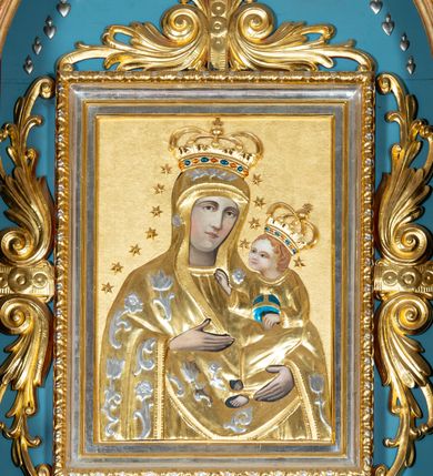 Zdjęcie nr 4: Nastawa ołtarzowa architektoniczna, jednoosiowa, jednokondygnacyjna ze zwieńczeniem. Ołtarz drewniany, prostopadłościenny. Mensa drewniana, o silnie wysuniętym gzymsie dekorowanego kostkowaniem. Antepedium w formie leżącego prostokąta z płyciną o dwóch wypukłych bokach. W polu płaskorzeźbione przedstawienie pelikana karmiącego w gnieździe młode, flankowanego winnym gronem i kłosami zbóż; płycina ujęta parą uskrzydlonych główek anielskich. Antepedium zamknięte profilowanym gzymsem, dekorowanym kostkowaniem, dźwigającym niepełne belkowanie. Tabernakulum prostopadłościenne, w formie drewnianej skrzynki obitej blachą miedzianą, ustawione na wysokim cokole ujętym od frontu i po bokach spływami wolutowymi, dźwigającymi wyłamany gzyms dekorowany kostkowaniem; na froncie płycina z rozetą. Drzwiczki w kształcie leżącego prostokąta zamkniętego łukiem segmentowym z aplikowanym kielichem z hostią, w otoczeniu winnego grona, na fakturowanym tle. Tabernakulum flankowane parą kanelowanych kolumienek, dźwigających gzyms wieńczący, dekorowany kostkowaniem oraz szczyt w formie zbliżonej do trójkąta, zamknięty gzymsem przechodzącym w przeciwstawnie zwrócone woluty, dekorowane kostkowaniem; w polu uskrzydlona główka anielska. 
Retabulum na zryzalitowanym przy brzegach cokole; ujęte dwiema parami kolumn o kapitelach kompozytowych i kanelowanych trzonach dźwigających pełne belkowanie oraz trójkątny przyczółek trójbocznie załamany; na nim, na osi podpór przerwany, wolutowy przyczółek, z leżącymi nań figurami. Szczyt w postaci dwustrefowego cokołu ujętego kartuszem z figurą św. Michała Archanioła. Pole środkowe w całości wypełnia płytka nisza ujęta profilowaną ramą z obrazem „Trójca Święta”, wymiennie z przedstawieniami Matki Boskiej z Dzieciątkiem i św. Katarzyny. Kondygnację flankują, ustawione na cokołach figury św. Stanisława i św. Wojciecha. Cokoły kolumn dekorowane płycinami z uskrzydlonymi główkami anielskimi; w polu cokołu płycina w formie wydłużonego, leżącego prostokąta o wypukłych bokach, z dekoracją schweifwerkową. Trzony kolumn dekorowane uskrzydlonymi główkami anielskimi podtrzymującymi festony utworzone z tkaniny i chwosty. Za kolumnami płyciny wypełnione schweifwerkiem, w ich centrum obelisk dekorowany cekinami i zwieńczony krzyżem. W partii fryzu od frontu uskrzydlone główki anielskie, po bokach schweifwerk. Pola obu przyczółków wypełnia ornament schweifwerkowy. Gzyms od spodu dekorowany rozetami; zwieńczony wolutowym kluczem dekorowanym schwrifwerkiem oraz uskrzydloną główką anielską. Woluty wieńczące zdobione palmetami. Kondygnacja ujęta uszami utworzonymi z ornamentu okuciowego i ulistnionych wolut. Struktura w całości złocona, płyciny i profile polichromowane na czerwono, uszaki na zielono. 