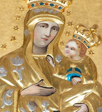 Zdjęcie nr 5: Nastawa ołtarzowa architektoniczna, jednoosiowa, jednokondygnacyjna ze zwieńczeniem. Ołtarz drewniany, prostopadłościenny. Mensa drewniana, o silnie wysuniętym gzymsie dekorowanego kostkowaniem. Antepedium w formie leżącego prostokąta z płyciną o dwóch wypukłych bokach. W polu płaskorzeźbione przedstawienie pelikana karmiącego w gnieździe młode, flankowanego winnym gronem i kłosami zbóż; płycina ujęta parą uskrzydlonych główek anielskich. Antepedium zamknięte profilowanym gzymsem, dekorowanym kostkowaniem, dźwigającym niepełne belkowanie. Tabernakulum prostopadłościenne, w formie drewnianej skrzynki obitej blachą miedzianą, ustawione na wysokim cokole ujętym od frontu i po bokach spływami wolutowymi, dźwigającymi wyłamany gzyms dekorowany kostkowaniem; na froncie płycina z rozetą. Drzwiczki w kształcie leżącego prostokąta zamkniętego łukiem segmentowym z aplikowanym kielichem z hostią, w otoczeniu winnego grona, na fakturowanym tle. Tabernakulum flankowane parą kanelowanych kolumienek, dźwigających gzyms wieńczący, dekorowany kostkowaniem oraz szczyt w formie zbliżonej do trójkąta, zamknięty gzymsem przechodzącym w przeciwstawnie zwrócone woluty, dekorowane kostkowaniem; w polu uskrzydlona główka anielska. 
Retabulum na zryzalitowanym przy brzegach cokole; ujęte dwiema parami kolumn o kapitelach kompozytowych i kanelowanych trzonach dźwigających pełne belkowanie oraz trójkątny przyczółek trójbocznie załamany; na nim, na osi podpór przerwany, wolutowy przyczółek, z leżącymi nań figurami. Szczyt w postaci dwustrefowego cokołu ujętego kartuszem z figurą św. Michała Archanioła. Pole środkowe w całości wypełnia płytka nisza ujęta profilowaną ramą z obrazem „Trójca Święta”, wymiennie z przedstawieniami Matki Boskiej z Dzieciątkiem i św. Katarzyny. Kondygnację flankują, ustawione na cokołach figury św. Stanisława i św. Wojciecha. Cokoły kolumn dekorowane płycinami z uskrzydlonymi główkami anielskimi; w polu cokołu płycina w formie wydłużonego, leżącego prostokąta o wypukłych bokach, z dekoracją schweifwerkową. Trzony kolumn dekorowane uskrzydlonymi główkami anielskimi podtrzymującymi festony utworzone z tkaniny i chwosty. Za kolumnami płyciny wypełnione schweifwerkiem, w ich centrum obelisk dekorowany cekinami i zwieńczony krzyżem. W partii fryzu od frontu uskrzydlone główki anielskie, po bokach schweifwerk. Pola obu przyczółków wypełnia ornament schweifwerkowy. Gzyms od spodu dekorowany rozetami; zwieńczony wolutowym kluczem dekorowanym schwrifwerkiem oraz uskrzydloną główką anielską. Woluty wieńczące zdobione palmetami. Kondygnacja ujęta uszami utworzonymi z ornamentu okuciowego i ulistnionych wolut. Struktura w całości złocona, płyciny i profile polichromowane na czerwono, uszaki na zielono. 