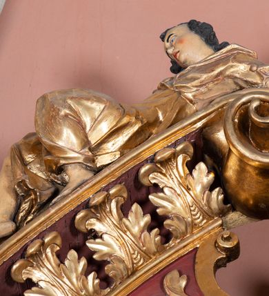 Zdjęcie nr 9: Nastawa ołtarzowa architektoniczna, jednoosiowa, jednokondygnacyjna ze zwieńczeniem. Ołtarz drewniany, prostopadłościenny. Mensa drewniana, o silnie wysuniętym gzymsie dekorowanego kostkowaniem. Antepedium w formie leżącego prostokąta z płyciną o dwóch wypukłych bokach. W polu płaskorzeźbione przedstawienie pelikana karmiącego w gnieździe młode, flankowanego winnym gronem i kłosami zbóż; płycina ujęta parą uskrzydlonych główek anielskich. Antepedium zamknięte profilowanym gzymsem, dekorowanym kostkowaniem, dźwigającym niepełne belkowanie. Tabernakulum prostopadłościenne, w formie drewnianej skrzynki obitej blachą miedzianą, ustawione na wysokim cokole ujętym od frontu i po bokach spływami wolutowymi, dźwigającymi wyłamany gzyms dekorowany kostkowaniem; na froncie płycina z rozetą. Drzwiczki w kształcie leżącego prostokąta zamkniętego łukiem segmentowym z aplikowanym kielichem z hostią, w otoczeniu winnego grona, na fakturowanym tle. Tabernakulum flankowane parą kanelowanych kolumienek, dźwigających gzyms wieńczący, dekorowany kostkowaniem oraz szczyt w formie zbliżonej do trójkąta, zamknięty gzymsem przechodzącym w przeciwstawnie zwrócone woluty, dekorowane kostkowaniem; w polu uskrzydlona główka anielska. 
Retabulum na zryzalitowanym przy brzegach cokole; ujęte dwiema parami kolumn o kapitelach kompozytowych i kanelowanych trzonach dźwigających pełne belkowanie oraz trójkątny przyczółek trójbocznie załamany; na nim, na osi podpór przerwany, wolutowy przyczółek, z leżącymi nań figurami. Szczyt w postaci dwustrefowego cokołu ujętego kartuszem z figurą św. Michała Archanioła. Pole środkowe w całości wypełnia płytka nisza ujęta profilowaną ramą z obrazem „Trójca Święta”, wymiennie z przedstawieniami Matki Boskiej z Dzieciątkiem i św. Katarzyny. Kondygnację flankują, ustawione na cokołach figury św. Stanisława i św. Wojciecha. Cokoły kolumn dekorowane płycinami z uskrzydlonymi główkami anielskimi; w polu cokołu płycina w formie wydłużonego, leżącego prostokąta o wypukłych bokach, z dekoracją schweifwerkową. Trzony kolumn dekorowane uskrzydlonymi główkami anielskimi podtrzymującymi festony utworzone z tkaniny i chwosty. Za kolumnami płyciny wypełnione schweifwerkiem, w ich centrum obelisk dekorowany cekinami i zwieńczony krzyżem. W partii fryzu od frontu uskrzydlone główki anielskie, po bokach schweifwerk. Pola obu przyczółków wypełnia ornament schweifwerkowy. Gzyms od spodu dekorowany rozetami; zwieńczony wolutowym kluczem dekorowanym schwrifwerkiem oraz uskrzydloną główką anielską. Woluty wieńczące zdobione palmetami. Kondygnacja ujęta uszami utworzonymi z ornamentu okuciowego i ulistnionych wolut. Struktura w całości złocona, płyciny i profile polichromowane na czerwono, uszaki na zielono. 