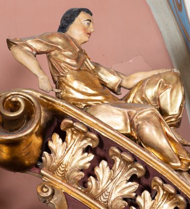 Zdjęcie nr 10: Nastawa ołtarzowa architektoniczna, jednoosiowa, jednokondygnacyjna ze zwieńczeniem. Ołtarz drewniany, prostopadłościenny. Mensa drewniana, o silnie wysuniętym gzymsie dekorowanego kostkowaniem. Antepedium w formie leżącego prostokąta z płyciną o dwóch wypukłych bokach. W polu płaskorzeźbione przedstawienie pelikana karmiącego w gnieździe młode, flankowanego winnym gronem i kłosami zbóż; płycina ujęta parą uskrzydlonych główek anielskich. Antepedium zamknięte profilowanym gzymsem, dekorowanym kostkowaniem, dźwigającym niepełne belkowanie. Tabernakulum prostopadłościenne, w formie drewnianej skrzynki obitej blachą miedzianą, ustawione na wysokim cokole ujętym od frontu i po bokach spływami wolutowymi, dźwigającymi wyłamany gzyms dekorowany kostkowaniem; na froncie płycina z rozetą. Drzwiczki w kształcie leżącego prostokąta zamkniętego łukiem segmentowym z aplikowanym kielichem z hostią, w otoczeniu winnego grona, na fakturowanym tle. Tabernakulum flankowane parą kanelowanych kolumienek, dźwigających gzyms wieńczący, dekorowany kostkowaniem oraz szczyt w formie zbliżonej do trójkąta, zamknięty gzymsem przechodzącym w przeciwstawnie zwrócone woluty, dekorowane kostkowaniem; w polu uskrzydlona główka anielska. 
Retabulum na zryzalitowanym przy brzegach cokole; ujęte dwiema parami kolumn o kapitelach kompozytowych i kanelowanych trzonach dźwigających pełne belkowanie oraz trójkątny przyczółek trójbocznie załamany; na nim, na osi podpór przerwany, wolutowy przyczółek, z leżącymi nań figurami. Szczyt w postaci dwustrefowego cokołu ujętego kartuszem z figurą św. Michała Archanioła. Pole środkowe w całości wypełnia płytka nisza ujęta profilowaną ramą z obrazem „Trójca Święta”, wymiennie z przedstawieniami Matki Boskiej z Dzieciątkiem i św. Katarzyny. Kondygnację flankują, ustawione na cokołach figury św. Stanisława i św. Wojciecha. Cokoły kolumn dekorowane płycinami z uskrzydlonymi główkami anielskimi; w polu cokołu płycina w formie wydłużonego, leżącego prostokąta o wypukłych bokach, z dekoracją schweifwerkową. Trzony kolumn dekorowane uskrzydlonymi główkami anielskimi podtrzymującymi festony utworzone z tkaniny i chwosty. Za kolumnami płyciny wypełnione schweifwerkiem, w ich centrum obelisk dekorowany cekinami i zwieńczony krzyżem. W partii fryzu od frontu uskrzydlone główki anielskie, po bokach schweifwerk. Pola obu przyczółków wypełnia ornament schweifwerkowy. Gzyms od spodu dekorowany rozetami; zwieńczony wolutowym kluczem dekorowanym schwrifwerkiem oraz uskrzydloną główką anielską. Woluty wieńczące zdobione palmetami. Kondygnacja ujęta uszami utworzonymi z ornamentu okuciowego i ulistnionych wolut. Struktura w całości złocona, płyciny i profile polichromowane na czerwono, uszaki na zielono. 