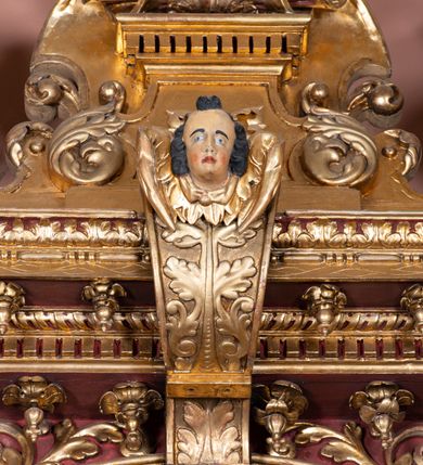 Zdjęcie nr 11: Nastawa ołtarzowa architektoniczna, jednoosiowa, jednokondygnacyjna ze zwieńczeniem. Ołtarz drewniany, prostopadłościenny. Mensa drewniana, o silnie wysuniętym gzymsie dekorowanego kostkowaniem. Antepedium w formie leżącego prostokąta z płyciną o dwóch wypukłych bokach. W polu płaskorzeźbione przedstawienie pelikana karmiącego w gnieździe młode, flankowanego winnym gronem i kłosami zbóż; płycina ujęta parą uskrzydlonych główek anielskich. Antepedium zamknięte profilowanym gzymsem, dekorowanym kostkowaniem, dźwigającym niepełne belkowanie. Tabernakulum prostopadłościenne, w formie drewnianej skrzynki obitej blachą miedzianą, ustawione na wysokim cokole ujętym od frontu i po bokach spływami wolutowymi, dźwigającymi wyłamany gzyms dekorowany kostkowaniem; na froncie płycina z rozetą. Drzwiczki w kształcie leżącego prostokąta zamkniętego łukiem segmentowym z aplikowanym kielichem z hostią, w otoczeniu winnego grona, na fakturowanym tle. Tabernakulum flankowane parą kanelowanych kolumienek, dźwigających gzyms wieńczący, dekorowany kostkowaniem oraz szczyt w formie zbliżonej do trójkąta, zamknięty gzymsem przechodzącym w przeciwstawnie zwrócone woluty, dekorowane kostkowaniem; w polu uskrzydlona główka anielska. 
Retabulum na zryzalitowanym przy brzegach cokole; ujęte dwiema parami kolumn o kapitelach kompozytowych i kanelowanych trzonach dźwigających pełne belkowanie oraz trójkątny przyczółek trójbocznie załamany; na nim, na osi podpór przerwany, wolutowy przyczółek, z leżącymi nań figurami. Szczyt w postaci dwustrefowego cokołu ujętego kartuszem z figurą św. Michała Archanioła. Pole środkowe w całości wypełnia płytka nisza ujęta profilowaną ramą z obrazem „Trójca Święta”, wymiennie z przedstawieniami Matki Boskiej z Dzieciątkiem i św. Katarzyny. Kondygnację flankują, ustawione na cokołach figury św. Stanisława i św. Wojciecha. Cokoły kolumn dekorowane płycinami z uskrzydlonymi główkami anielskimi; w polu cokołu płycina w formie wydłużonego, leżącego prostokąta o wypukłych bokach, z dekoracją schweifwerkową. Trzony kolumn dekorowane uskrzydlonymi główkami anielskimi podtrzymującymi festony utworzone z tkaniny i chwosty. Za kolumnami płyciny wypełnione schweifwerkiem, w ich centrum obelisk dekorowany cekinami i zwieńczony krzyżem. W partii fryzu od frontu uskrzydlone główki anielskie, po bokach schweifwerk. Pola obu przyczółków wypełnia ornament schweifwerkowy. Gzyms od spodu dekorowany rozetami; zwieńczony wolutowym kluczem dekorowanym schwrifwerkiem oraz uskrzydloną główką anielską. Woluty wieńczące zdobione palmetami. Kondygnacja ujęta uszami utworzonymi z ornamentu okuciowego i ulistnionych wolut. Struktura w całości złocona, płyciny i profile polichromowane na czerwono, uszaki na zielono. 