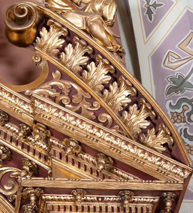 Zdjęcie nr 12: Nastawa ołtarzowa architektoniczna, jednoosiowa, jednokondygnacyjna ze zwieńczeniem. Ołtarz drewniany, prostopadłościenny. Mensa drewniana, o silnie wysuniętym gzymsie dekorowanego kostkowaniem. Antepedium w formie leżącego prostokąta z płyciną o dwóch wypukłych bokach. W polu płaskorzeźbione przedstawienie pelikana karmiącego w gnieździe młode, flankowanego winnym gronem i kłosami zbóż; płycina ujęta parą uskrzydlonych główek anielskich. Antepedium zamknięte profilowanym gzymsem, dekorowanym kostkowaniem, dźwigającym niepełne belkowanie. Tabernakulum prostopadłościenne, w formie drewnianej skrzynki obitej blachą miedzianą, ustawione na wysokim cokole ujętym od frontu i po bokach spływami wolutowymi, dźwigającymi wyłamany gzyms dekorowany kostkowaniem; na froncie płycina z rozetą. Drzwiczki w kształcie leżącego prostokąta zamkniętego łukiem segmentowym z aplikowanym kielichem z hostią, w otoczeniu winnego grona, na fakturowanym tle. Tabernakulum flankowane parą kanelowanych kolumienek, dźwigających gzyms wieńczący, dekorowany kostkowaniem oraz szczyt w formie zbliżonej do trójkąta, zamknięty gzymsem przechodzącym w przeciwstawnie zwrócone woluty, dekorowane kostkowaniem; w polu uskrzydlona główka anielska. 
Retabulum na zryzalitowanym przy brzegach cokole; ujęte dwiema parami kolumn o kapitelach kompozytowych i kanelowanych trzonach dźwigających pełne belkowanie oraz trójkątny przyczółek trójbocznie załamany; na nim, na osi podpór przerwany, wolutowy przyczółek, z leżącymi nań figurami. Szczyt w postaci dwustrefowego cokołu ujętego kartuszem z figurą św. Michała Archanioła. Pole środkowe w całości wypełnia płytka nisza ujęta profilowaną ramą z obrazem „Trójca Święta”, wymiennie z przedstawieniami Matki Boskiej z Dzieciątkiem i św. Katarzyny. Kondygnację flankują, ustawione na cokołach figury św. Stanisława i św. Wojciecha. Cokoły kolumn dekorowane płycinami z uskrzydlonymi główkami anielskimi; w polu cokołu płycina w formie wydłużonego, leżącego prostokąta o wypukłych bokach, z dekoracją schweifwerkową. Trzony kolumn dekorowane uskrzydlonymi główkami anielskimi podtrzymującymi festony utworzone z tkaniny i chwosty. Za kolumnami płyciny wypełnione schweifwerkiem, w ich centrum obelisk dekorowany cekinami i zwieńczony krzyżem. W partii fryzu od frontu uskrzydlone główki anielskie, po bokach schweifwerk. Pola obu przyczółków wypełnia ornament schweifwerkowy. Gzyms od spodu dekorowany rozetami; zwieńczony wolutowym kluczem dekorowanym schwrifwerkiem oraz uskrzydloną główką anielską. Woluty wieńczące zdobione palmetami. Kondygnacja ujęta uszami utworzonymi z ornamentu okuciowego i ulistnionych wolut. Struktura w całości złocona, płyciny i profile polichromowane na czerwono, uszaki na zielono. 