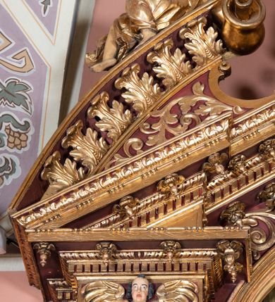 Zdjęcie nr 13: Nastawa ołtarzowa architektoniczna, jednoosiowa, jednokondygnacyjna ze zwieńczeniem. Ołtarz drewniany, prostopadłościenny. Mensa drewniana, o silnie wysuniętym gzymsie dekorowanego kostkowaniem. Antepedium w formie leżącego prostokąta z płyciną o dwóch wypukłych bokach. W polu płaskorzeźbione przedstawienie pelikana karmiącego w gnieździe młode, flankowanego winnym gronem i kłosami zbóż; płycina ujęta parą uskrzydlonych główek anielskich. Antepedium zamknięte profilowanym gzymsem, dekorowanym kostkowaniem, dźwigającym niepełne belkowanie. Tabernakulum prostopadłościenne, w formie drewnianej skrzynki obitej blachą miedzianą, ustawione na wysokim cokole ujętym od frontu i po bokach spływami wolutowymi, dźwigającymi wyłamany gzyms dekorowany kostkowaniem; na froncie płycina z rozetą. Drzwiczki w kształcie leżącego prostokąta zamkniętego łukiem segmentowym z aplikowanym kielichem z hostią, w otoczeniu winnego grona, na fakturowanym tle. Tabernakulum flankowane parą kanelowanych kolumienek, dźwigających gzyms wieńczący, dekorowany kostkowaniem oraz szczyt w formie zbliżonej do trójkąta, zamknięty gzymsem przechodzącym w przeciwstawnie zwrócone woluty, dekorowane kostkowaniem; w polu uskrzydlona główka anielska. 
Retabulum na zryzalitowanym przy brzegach cokole; ujęte dwiema parami kolumn o kapitelach kompozytowych i kanelowanych trzonach dźwigających pełne belkowanie oraz trójkątny przyczółek trójbocznie załamany; na nim, na osi podpór przerwany, wolutowy przyczółek, z leżącymi nań figurami. Szczyt w postaci dwustrefowego cokołu ujętego kartuszem z figurą św. Michała Archanioła. Pole środkowe w całości wypełnia płytka nisza ujęta profilowaną ramą z obrazem „Trójca Święta”, wymiennie z przedstawieniami Matki Boskiej z Dzieciątkiem i św. Katarzyny. Kondygnację flankują, ustawione na cokołach figury św. Stanisława i św. Wojciecha. Cokoły kolumn dekorowane płycinami z uskrzydlonymi główkami anielskimi; w polu cokołu płycina w formie wydłużonego, leżącego prostokąta o wypukłych bokach, z dekoracją schweifwerkową. Trzony kolumn dekorowane uskrzydlonymi główkami anielskimi podtrzymującymi festony utworzone z tkaniny i chwosty. Za kolumnami płyciny wypełnione schweifwerkiem, w ich centrum obelisk dekorowany cekinami i zwieńczony krzyżem. W partii fryzu od frontu uskrzydlone główki anielskie, po bokach schweifwerk. Pola obu przyczółków wypełnia ornament schweifwerkowy. Gzyms od spodu dekorowany rozetami; zwieńczony wolutowym kluczem dekorowanym schwrifwerkiem oraz uskrzydloną główką anielską. Woluty wieńczące zdobione palmetami. Kondygnacja ujęta uszami utworzonymi z ornamentu okuciowego i ulistnionych wolut. Struktura w całości złocona, płyciny i profile polichromowane na czerwono, uszaki na zielono. 