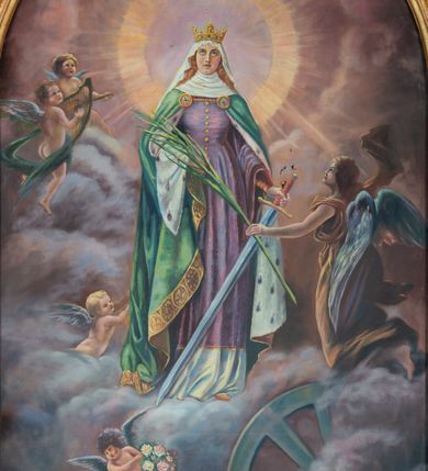 Zdjęcie nr 24: Nastawa ołtarzowa architektoniczna, jednoosiowa, jednokondygnacyjna ze zwieńczeniem. Ołtarz drewniany, prostopadłościenny. Mensa drewniana, o silnie wysuniętym gzymsie dekorowanego kostkowaniem. Antepedium w formie leżącego prostokąta z płyciną o dwóch wypukłych bokach. W polu płaskorzeźbione przedstawienie pelikana karmiącego w gnieździe młode, flankowanego winnym gronem i kłosami zbóż; płycina ujęta parą uskrzydlonych główek anielskich. Antepedium zamknięte profilowanym gzymsem, dekorowanym kostkowaniem, dźwigającym niepełne belkowanie. Tabernakulum prostopadłościenne, w formie drewnianej skrzynki obitej blachą miedzianą, ustawione na wysokim cokole ujętym od frontu i po bokach spływami wolutowymi, dźwigającymi wyłamany gzyms dekorowany kostkowaniem; na froncie płycina z rozetą. Drzwiczki w kształcie leżącego prostokąta zamkniętego łukiem segmentowym z aplikowanym kielichem z hostią, w otoczeniu winnego grona, na fakturowanym tle. Tabernakulum flankowane parą kanelowanych kolumienek, dźwigających gzyms wieńczący, dekorowany kostkowaniem oraz szczyt w formie zbliżonej do trójkąta, zamknięty gzymsem przechodzącym w przeciwstawnie zwrócone woluty, dekorowane kostkowaniem; w polu uskrzydlona główka anielska. 
Retabulum na zryzalitowanym przy brzegach cokole; ujęte dwiema parami kolumn o kapitelach kompozytowych i kanelowanych trzonach dźwigających pełne belkowanie oraz trójkątny przyczółek trójbocznie załamany; na nim, na osi podpór przerwany, wolutowy przyczółek, z leżącymi nań figurami. Szczyt w postaci dwustrefowego cokołu ujętego kartuszem z figurą św. Michała Archanioła. Pole środkowe w całości wypełnia płytka nisza ujęta profilowaną ramą z obrazem „Trójca Święta”, wymiennie z przedstawieniami Matki Boskiej z Dzieciątkiem i św. Katarzyny. Kondygnację flankują, ustawione na cokołach figury św. Stanisława i św. Wojciecha. Cokoły kolumn dekorowane płycinami z uskrzydlonymi główkami anielskimi; w polu cokołu płycina w formie wydłużonego, leżącego prostokąta o wypukłych bokach, z dekoracją schweifwerkową. Trzony kolumn dekorowane uskrzydlonymi główkami anielskimi podtrzymującymi festony utworzone z tkaniny i chwosty. Za kolumnami płyciny wypełnione schweifwerkiem, w ich centrum obelisk dekorowany cekinami i zwieńczony krzyżem. W partii fryzu od frontu uskrzydlone główki anielskie, po bokach schweifwerk. Pola obu przyczółków wypełnia ornament schweifwerkowy. Gzyms od spodu dekorowany rozetami; zwieńczony wolutowym kluczem dekorowanym schwrifwerkiem oraz uskrzydloną główką anielską. Woluty wieńczące zdobione palmetami. Kondygnacja ujęta uszami utworzonymi z ornamentu okuciowego i ulistnionych wolut. Struktura w całości złocona, płyciny i profile polichromowane na czerwono, uszaki na zielono. 