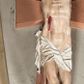 Zdjęcie nr 1: Figura umarłego Chrystusa przybita do krzyża o prostych ramionach trzema gwoździami. Ciało w lekkim zwisie o horyzontalnie rozłożonych ramionach, głowie opadającej bezwładnie w prawą stronę, z lekko ugiętymi w kolanach nogami oraz stopami skrzyżowanymi w układzie prawa na lewą. Twarz szczupła, pociągła, z zamkniętymi oczami, długim, wąskim nosem i otwartymi ustami, okolona krótką brodą skręconą w regularne pukle oraz falowanymi włosami opadającymi na plecy i prawe ramię. Na głowie ma zieloną koronę cierniową w formie kołpaka. Sylwetka smukła, proporcjonalnie wydłużona, ciało silnie wychudzone o podkreślonych mięśniach, żebrach i mostku klatki piersiowej oraz ścięgnach nóg i rąk. W boku zaznaczona rana z rzeźbionymi kroplami krwi. Perizonium   białe, krótkie, ściśle przylegające do ciała, silnie drapowane, odwinięte i osuwające się w partii podbrzusza, z kaskadowym zwisem tkaniny na prawym boku. Polichromia ciała naturalistyczna z zaznaczonymi śladami męki. Do górnej belki krzyża przybita płaskorzeźbiona tabliczka z inskrypcją „INRI”. 