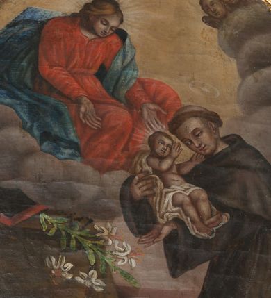 Zdjęcie nr 1: Obraz w formie stojącego owalu przedstawia św. Antoniego Padewskiego, któremu wśród obłoków ukazała się Matka Boska, przekazując mu w ramiona Dzieciątko. W prawej części kompozycji święty w pozycji klęczącej, skierowany w trzech czwartych w prawo, z pochyloną głową oraz wyciągniętymi przed siebie ramionami, w których trzyma Dzieciątko. Ubrany jest w brązowy habit franciszkański z peleryną i kapturem, przewiązany w pasie sznurem, na głowie ma tonsurę. Dzieciątko zwrócone w trzech czwartych w lewo, z wyciągniętymi w stronę świętego rękami, owinięte w pieluszki. Przed Antonim stolik nakryty żółtą tkaniną z leżącą księgą oraz gałązką lilii. Nad nim znajduje się Matka Boska siedząca na obłokach, zwrócona w trzech czwartych w lewo, pochylona, z wyciągniętymi w stronę świętego rękami. Ubrana jest w czerwoną suknię przepasaną w talii oraz niebieski płaszcz zawinięty na lewym ramieniu, rozwiany przy prawym boku. W dolnej części obrazu widoczna bladoróżowa podłoga, w górnej rozświetlone, żółte niebo, po prawej stronie obrazu na obłokach dwie uskrzydlone główki anielskie. 