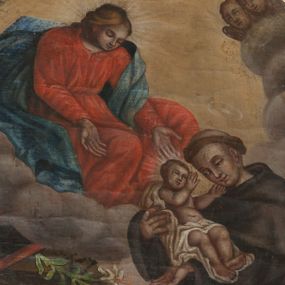 Zdjęcie nr 1: Obraz w formie stojącego owalu przedstawia św. Antoniego Padewskiego, któremu wśród obłoków ukazała się Matka Boska, przekazując mu w ramiona Dzieciątko. W prawej części kompozycji święty w pozycji klęczącej, skierowany w trzech czwartych w prawo, z pochyloną głową oraz wyciągniętymi przed siebie ramionami, w których trzyma Dzieciątko. Ubrany jest w brązowy habit franciszkański z peleryną i kapturem, przewiązany w pasie sznurem, na głowie ma tonsurę. Dzieciątko zwrócone w trzech czwartych w lewo, z wyciągniętymi w stronę świętego rękami, owinięte w pieluszki. Przed Antonim stolik nakryty żółtą tkaniną z leżącą księgą oraz gałązką lilii. Nad nim znajduje się Matka Boska siedząca na obłokach, zwrócona w trzech czwartych w lewo, pochylona, z wyciągniętymi w stronę świętego rękami. Ubrana jest w czerwoną suknię przepasaną w talii oraz niebieski płaszcz zawinięty na lewym ramieniu, rozwiany przy prawym boku. W dolnej części obrazu widoczna bladoróżowa podłoga, w górnej rozświetlone, żółte niebo, po prawej stronie obrazu na obłokach dwie uskrzydlone główki anielskie. 